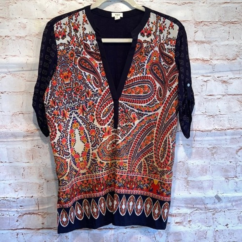 Anthropologie Tiny roll tab sleeve Small paisley pattern popover v neckline